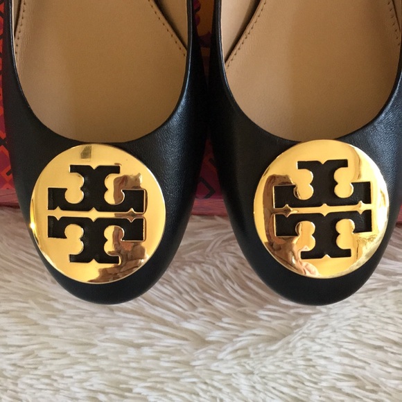 Tory Burch Chelsea Medallion Pump - Picture 4 of 5